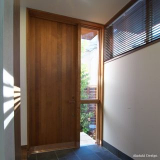 木の玄関ドア